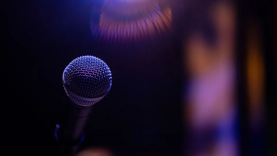 Sân cầu lông có lưới